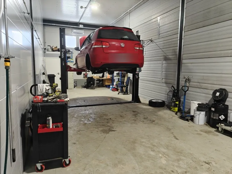 Autohuoltotyö käynnissä HutKone-korjaamolla Lahdessa